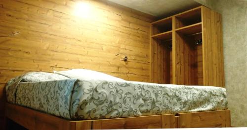 a wooden wall with a bench in a room at Hotel Bed & Rooms , Corte Rossa -1 Min Walk To Bernina Express in Tirano