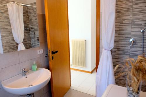 un bagno con lavandino e doccia di Azzurra Casa Vacanze a Vasto