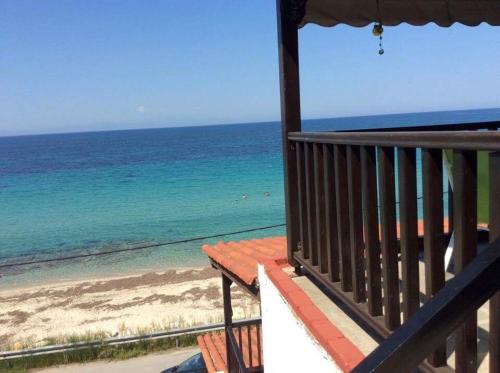 een balkon met uitzicht op de oceaan bij beautiful home, by the sea,comfortable-siviri chalkidiki in Siviri