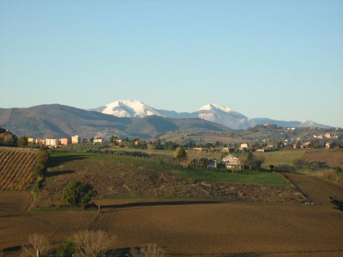 vistas a una cordillera con montañas cubiertas de nieve en Il Pozzo di Vivalpa en Serra deʼ Conti