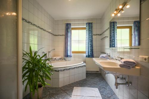 A bathroom at Ferienhaus Regina