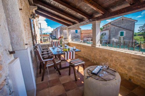 a balcony with chairs and a table on a balcony at Nona Nina in Vižinada