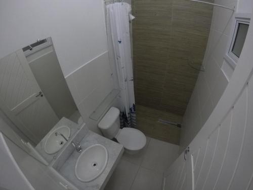 een kleine badkamer met een wastafel en een toilet bij Recanto Duas Peras in Caraguatatuba