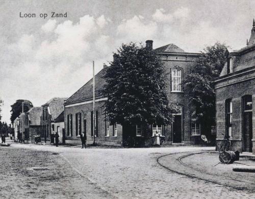an old black and white photo of a building at Familie- en Groepsverblijf Het Voorhuis in Loon op Zand