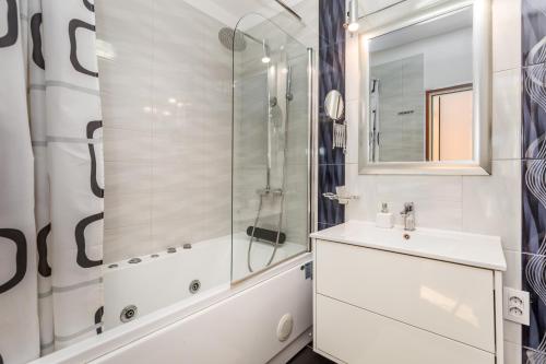 bagno bianco con doccia e lavandino di Apartment City View Rijeka a Fiume (Rijeka)