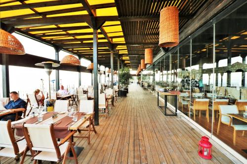 Restoran ili drugo mesto za obedovanje u objektu Kaliakria Sea View Apartments