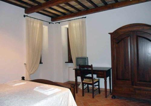 A bed or beds in a room at Agriturismo Il Poggiolo