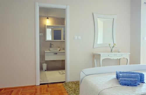 1 dormitorio con 1 cama y baño con lavamanos en Villa Luciana, en Mimice