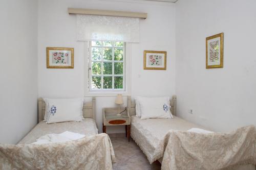 Ένα ή περισσότερα κρεβάτια σε δωμάτιο στο Villa Karidia