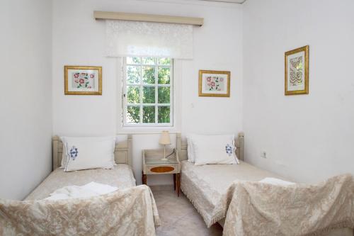 Ένα ή περισσότερα κρεβάτια σε δωμάτιο στο Villa Karidia