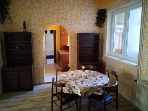 ein Esszimmer mit einem Tisch, Stühlen und einem Spiegel in der Unterkunft Penzion Paradise in Ostrava