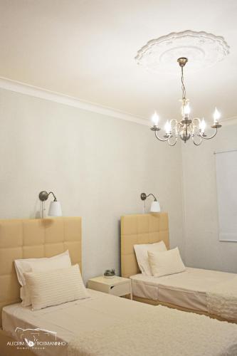 Postel nebo postele na pokoji v ubytování Alecrim Rosmaninho Guest House