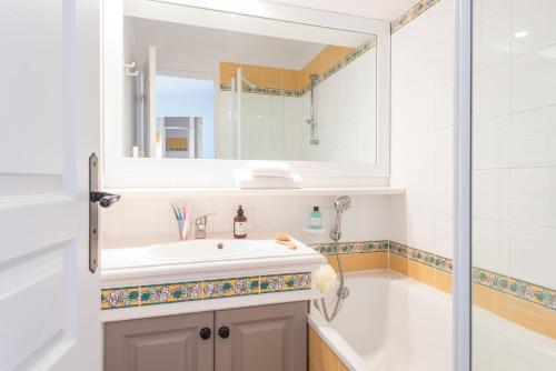Bilik mandi di Pierre & Vacances Residence Les Rivages des Issambres