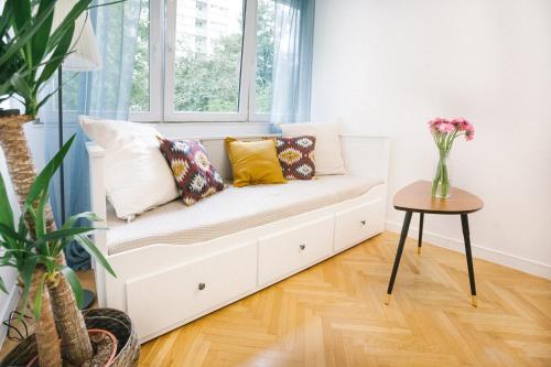 ワルシャワにあるWarsaw Concierge Square Grzybowskiの窓付きの客室で、白いソファが備わります。