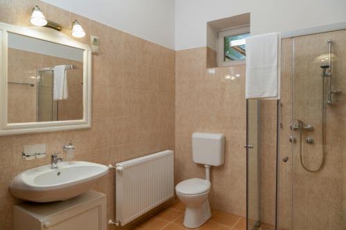 Balzsam apartmanház tesisinde bir banyo