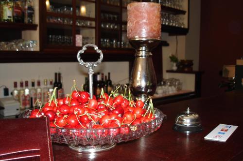 a bowl of cherries on a table in a bar at Rooms Villa Iva in Ilok