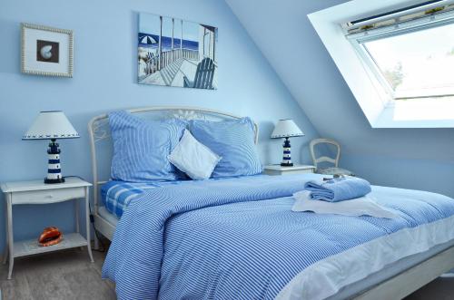 ein blaues Schlafzimmer mit 2 Betten und 2 Lampen in der Unterkunft Goh Lenn d'Er Ria in Locoal