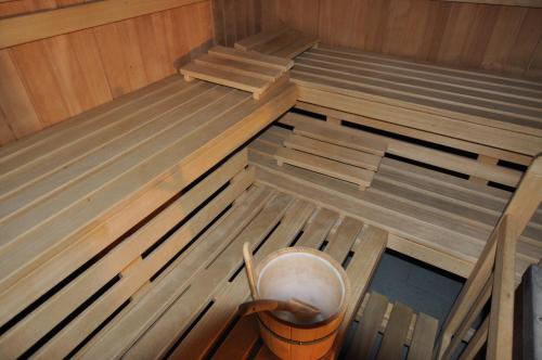 an inside of a sauna with a bucket in it at Ferienwohnungen Knaller-Möd in Weissensee