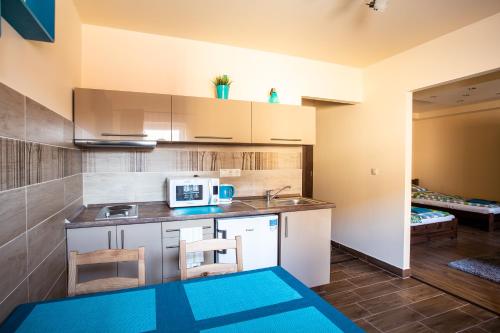A kitchen or kitchenette at Türkiz Apartman