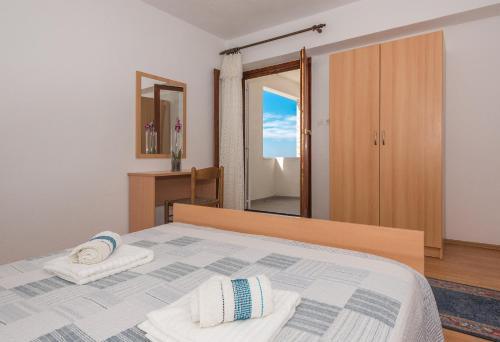 a bedroom with a bed with two towels on it at Apartman Pinto in Makarska