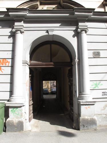 Tampak depan atau pintu masuk Centar Guesthouse