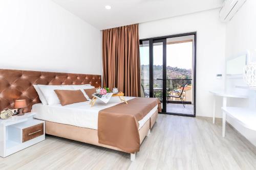 een slaapkamer met een groot bed en een balkon bij Villa Casa Mia in Sutomore
