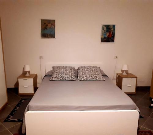una camera da letto con un grande letto con due comodini di Le Ortensie ad Arezzo