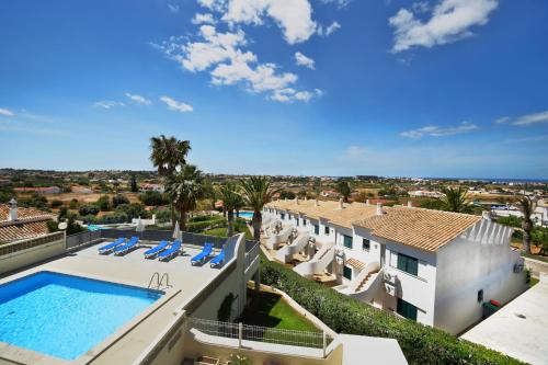 una vista aérea de una villa con piscina en Parque Monte Verde en Albufeira