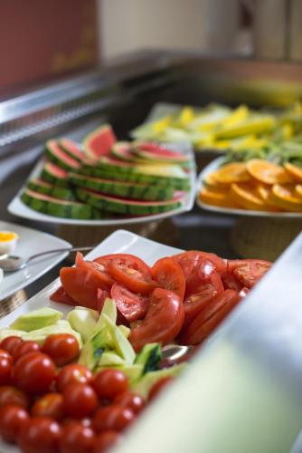a buffet of food with tomatoes and other vegetables at Hotel Villa Garuti in Padenghe sul Garda