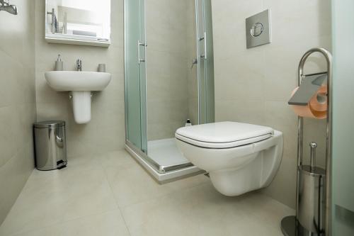 W łazience znajduje się toaleta, prysznic i umywalka. w obiekcie Studio Anja w Belgradzie