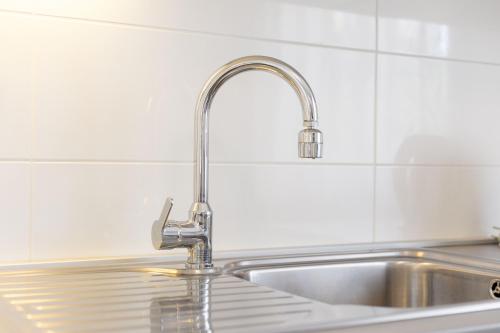 un lavandino con rubinetto d'argento di Neda House a Vodice