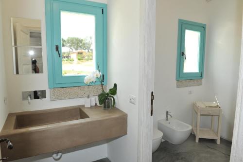 アルツァケーナにあるB&B Li Tauliのバスルーム(洗面台、トイレ、鏡付)