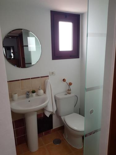 フロンテーラにあるApartamentos Nisdafeのバスルーム(トイレ、洗面台、鏡付)