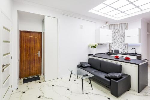sala de estar con sofá negro y mesa en Designer apartment зі світлом!, en Leópolis