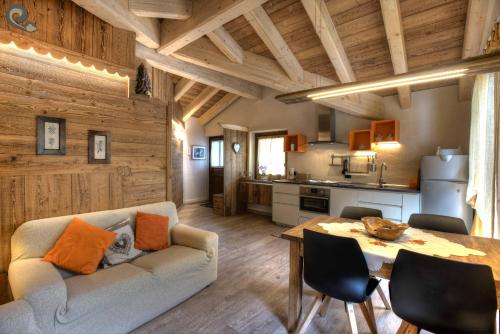 uma sala de estar com um sofá e uma mesa em Appartamento Mirtillo - CIR 0045 em Pré-Saint-Didier