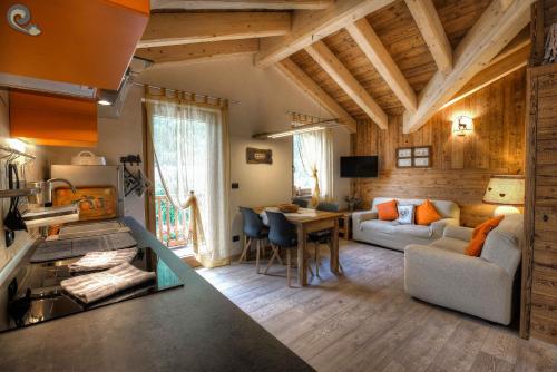 uma cozinha e sala de estar com um sofá e uma mesa em Appartamento Mirtillo - CIR 0045 em Pré-Saint-Didier