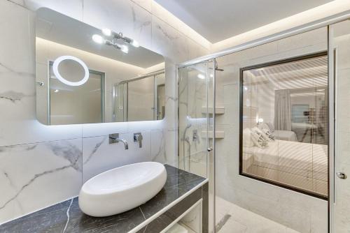Bathroom sa Mandala Seafront Suites