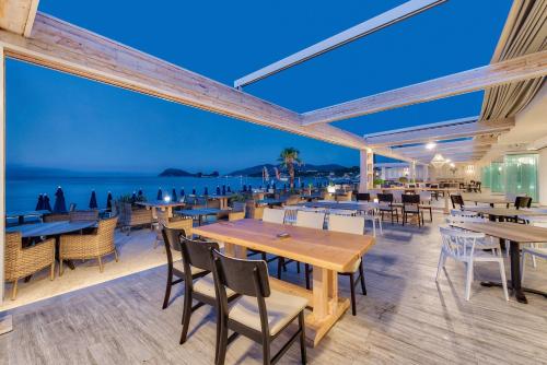 un ristorante con vista sull'oceano di Mandala Seafront Suites a Laganas