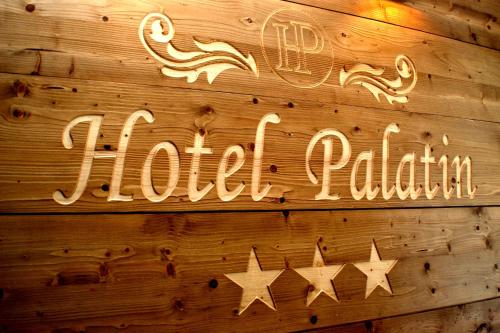 a sign that says hotel pajani on a wooden wall at Hotel Palatín in Oravský Podzámok