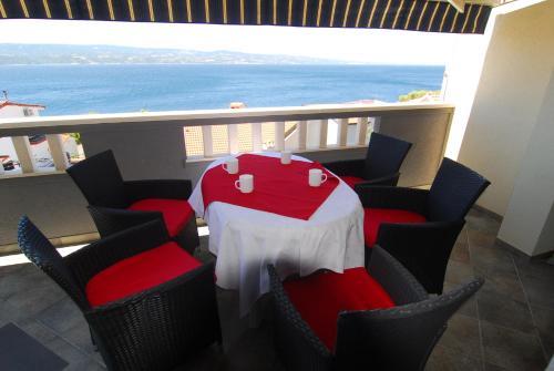 uma mesa numa varanda com vista para o oceano em Villa Natalie em Omiš