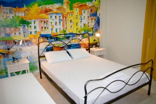 キリニにあるFournia Villageのベッドルーム1室(ベッド2台付)が備わります。壁には絵画が飾られています。