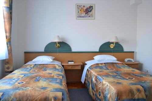 Кровать или кровати в номере Leier Business Hotel
