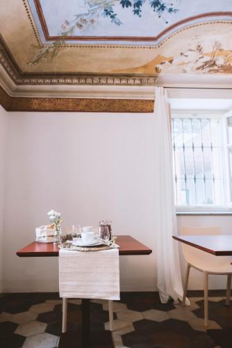a dining room with a table and a ceiling at Moonfrà in Antignano