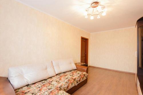モスクワにあるBrusnika Konkovo 2018のベッドルーム1室(白いベッド1台、天井付)