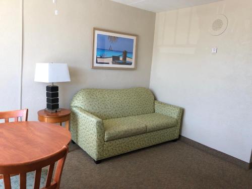 uma sala de estar com uma cadeira e uma mesa em Biscayne Family Resort em Wildwood Crest