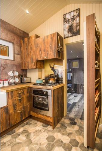 Η κουζίνα ή μικρή κουζίνα στο Gorestown Glamping Chalets