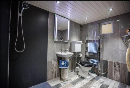 Ένα μπάνιο στο Gorestown Glamping Chalets
