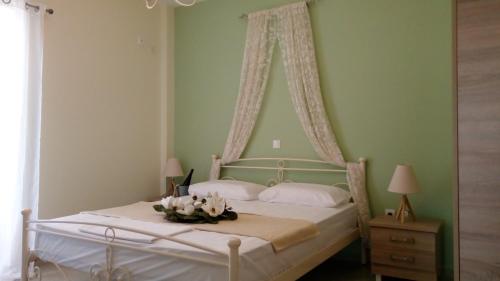 Un dormitorio con una cama con un arreglo floral. en John Apartments, en Dhrepanon
