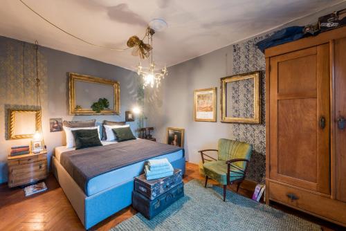 a bedroom with a bed and a chair at Livo Disno 12 in Split