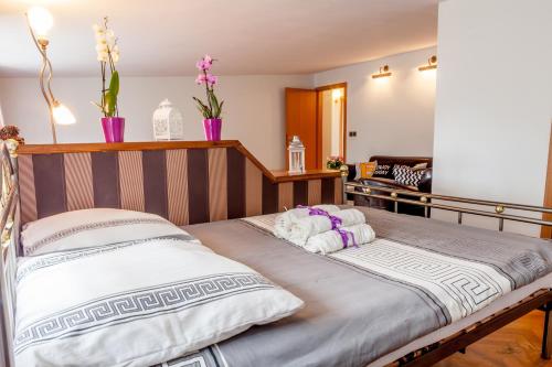 uma cama com duas almofadas num quarto em Klimatyczne mieszkanie 3-pok. 200m od Dworca Głównego PKP em Breslávia